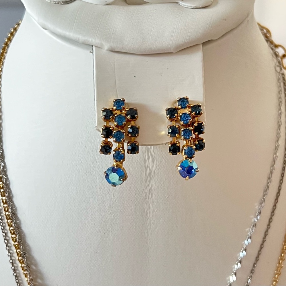 Vintage AUSTRIA Screw on Earrings Gold Tone Austrian Crystals Blues🤍